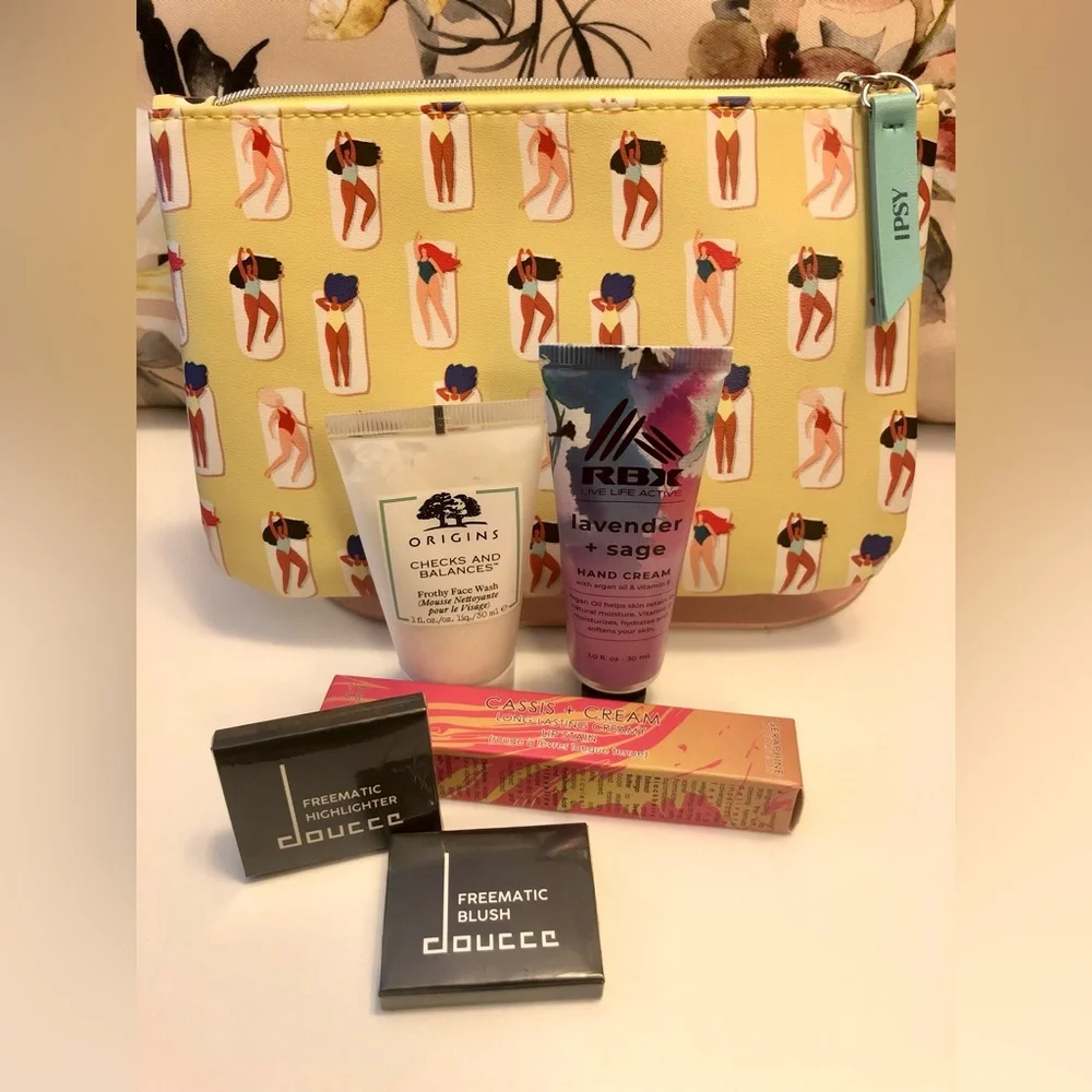 Makeup bundle - Picture 3 of 3